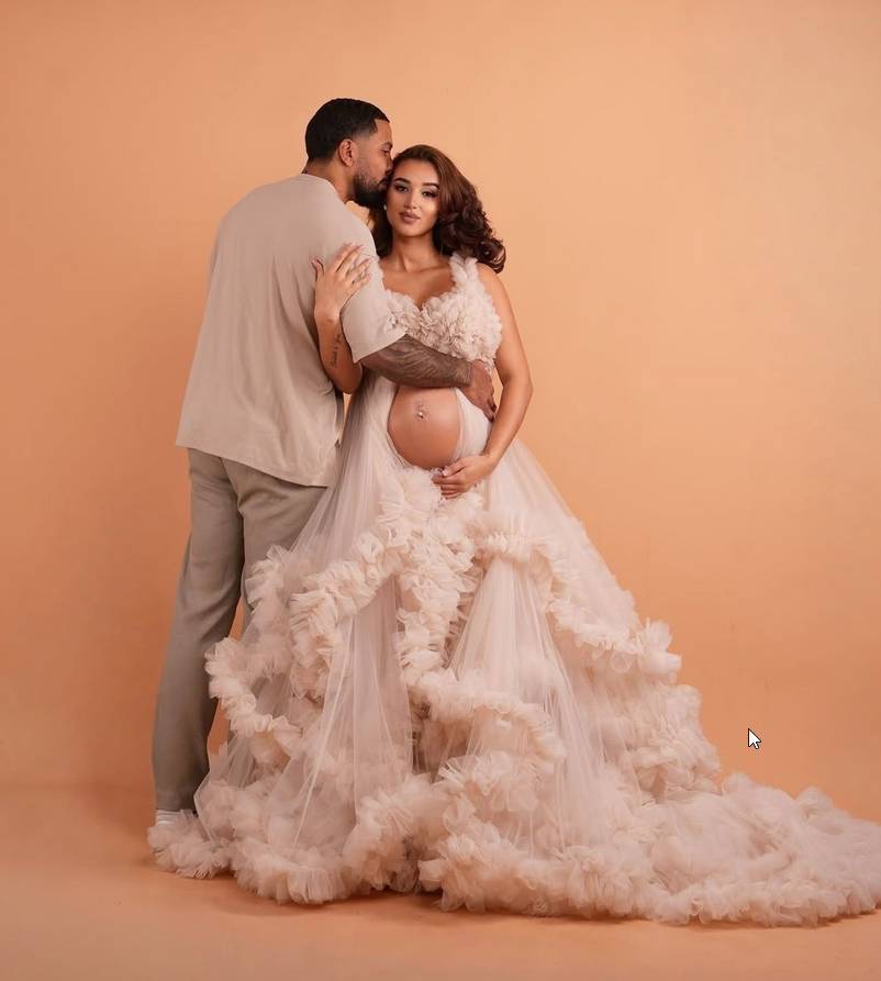 Paar-Babybauch-Shooting in Beige mit Tüllkleid