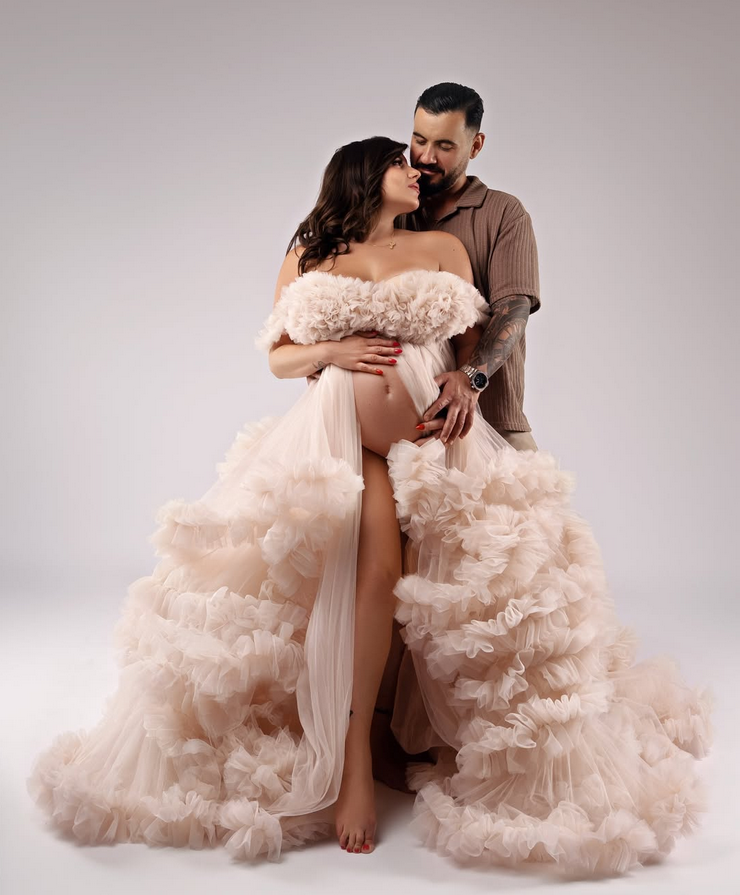 Paar-Babybauch-Shooting in cremefarbenem Tüllkleid