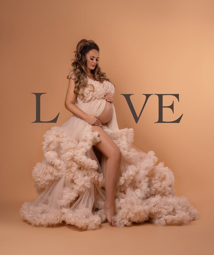 Babybauch-Shooting mit LOVE-Lettering in Beige
