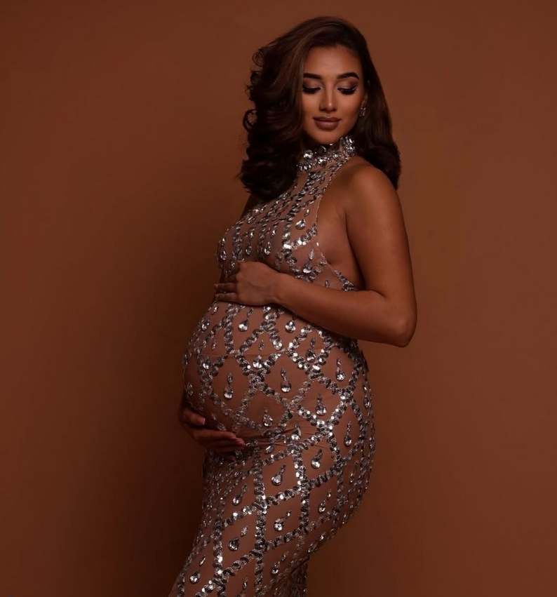 Elegantes Babybauch-Shooting in glitzerndem Kleid