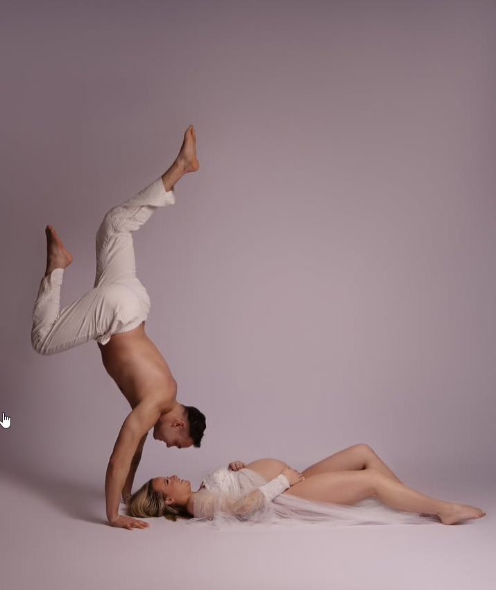 Künstlerisches Paar-Babybauch-Shooting mit Akrobatik