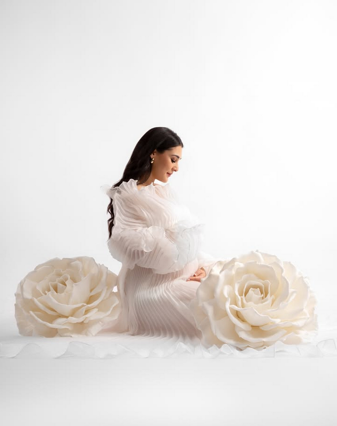 Babybauch-Shooting mit großen weißen Papierrosen