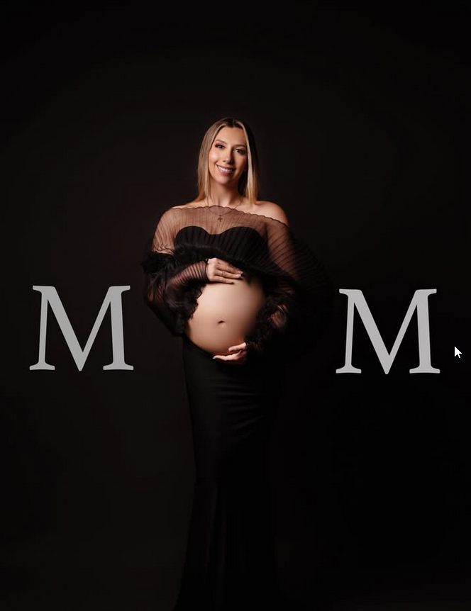 Babybauch-Shooting mit MOM-Lettering in Schwarz